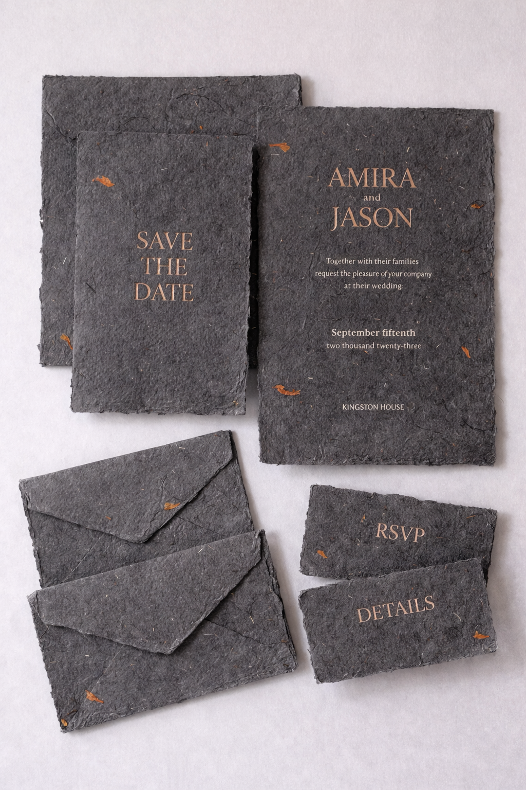 Piezas de papel para restaurante fotografiadas sobre mesa