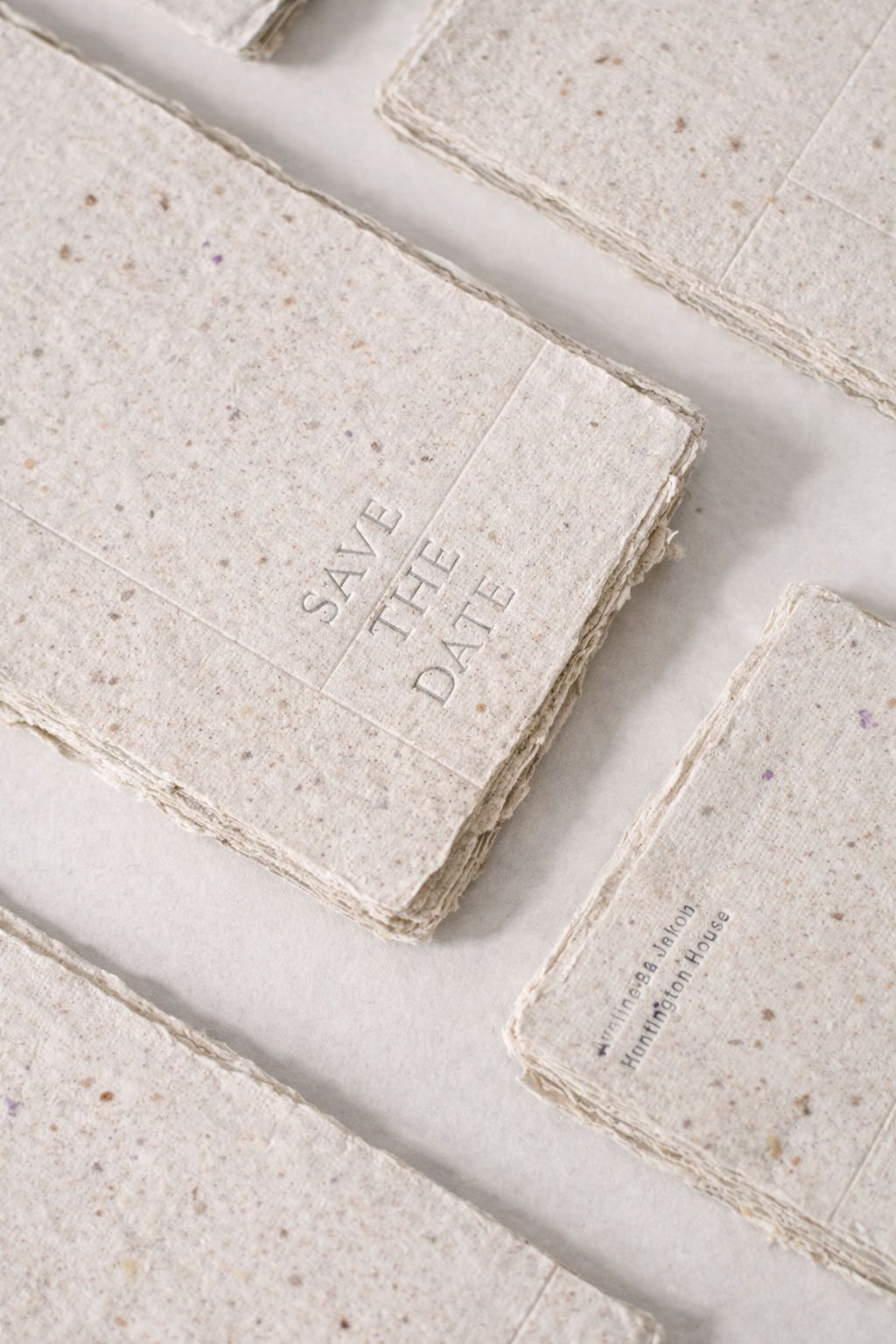 Invitaciones de boda en papel artesanal con borde natural